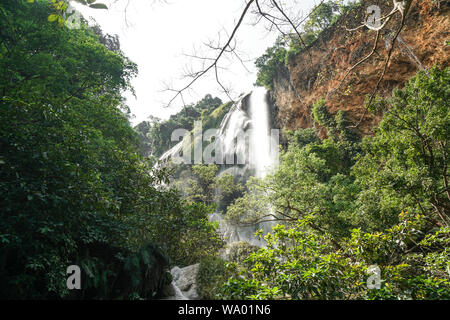 Erawan Nationalpark, am West Thailand in der tenasserim Hügeln der Provinz Kanchanaburi. Einer der bekanntesten Nationalparks in Thailand. Stockfoto