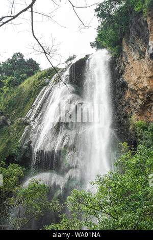 Erawan Nationalpark, am West Thailand in der tenasserim Hügeln der Provinz Kanchanaburi. Einer der bekanntesten Nationalparks in Thailand. Stockfoto