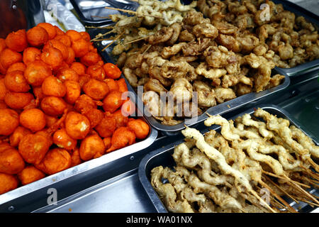 Foto der sortierten fried Straße essen zu einem Street Food Warenkorb Stockfoto