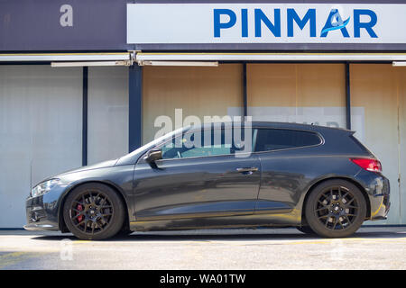 BARCELONA, SPANIEN - 14 AUGUST, 2019: Schwarz Volkswagen Scirocco (der dritten Generation) auf den Straßen der Stadt Stockfoto