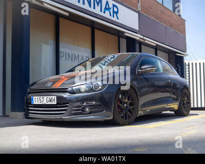 BARCELONA, SPANIEN - 14 AUGUST, 2019: Schwarz Volkswagen Scirocco (der dritten Generation) auf den Straßen der Stadt Stockfoto