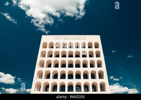 Palazzo della Civiltà Italiana oder Colosseo Quadrato unter blauem Himmel mit Wolken in Rom, Italien Stockfoto