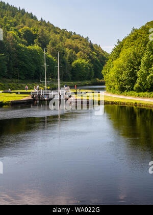 Crinan, Schottland, Großbritannien - Juni 3, 2011: Ein paar kleine Segelboote durch Dunardry Nr. 10 auf dem Crinan Canal in Argyll in den West Highlands Pass Stockfoto