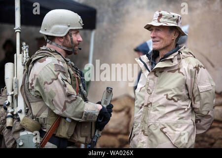 CLINT EASTWOOD und Bradley Cooper in der AMERIKANISCHEN SNIPER (2014), Clint Eastwood geleitet. Credit: WARNER BROS. BILDER/Album Stockfoto