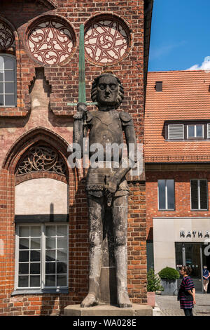 Roland Statue am Altstädtischen Rathaus, Brandenburg an der Havel, Brandenburg, Deutschland | Statue des Ritters Roland am Alten Rathaus Altst Stockfoto