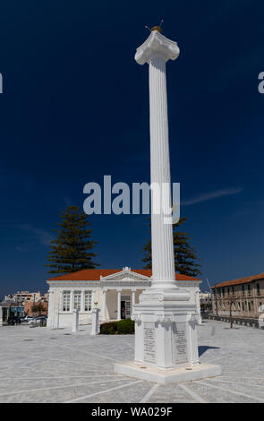 Die Säule und die Stadtbibliothek Pafos am 28. Oktober, Paphos, Zypern. Stockfoto