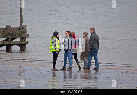 Portobello, Edinburgh, Schottland, Großbritannien. 16. August 2019. Filmen ist unterwegs auf einem Dreich und windigen Strand für die BBC-Adaption von Emma Healys hit Roman Elizabeth Fehlt, starring Academy Award Gewinner Glenda Jackson, den Kanal angekündigt hat. Jackson wird die Rolle von Maud in der one-off Funktion Länge drama spielen, ihre Rückkehr auf den Bildschirm Markierung nach über 25 Jahren. "Elizabeth Fehlt verbindet eine spannende Rätsel mit einer Ausschreibung noch unerschrockene Erforschung der Frau, Kampf mit Demenz. Wenn ihre beste Freundin Elizabeth verloren geht. Credit: Bogen Weiß/Alamy Leben Nachrichten. Stockfoto