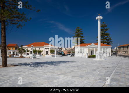 Die Säule und die Stadtbibliothek Pafos am 28. Oktober, Paphos, Zypern. Stockfoto