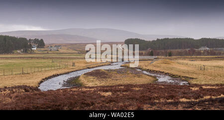 Craggie Wasser Fluss fließt von Craggie Beag Berg unter der weit nördlich der Bahn in Strath von Kildonan Tal in den Highlands von Schottland. Stockfoto