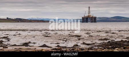 Eine Ölbohrinsel Schutzräume im Cromarty Firth neben der Sanierung und decommisioning Werk in Invergordon in den Highlands von Schottland. Stockfoto