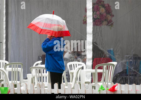 Southport, Merseyside. UK Wetter. 16 August, 2019. Auswaschung erwartet als schwerer Regen überschwemmungen behält die Southport Flower Show. Heavy Rain in den Morgen. Ziemlich windig während des Tages Anwesenheiten werden von den widrigen Witterungsverhältnissen betroffen. Credit: MediaWorldImages/Alamy leben Nachrichten Stockfoto