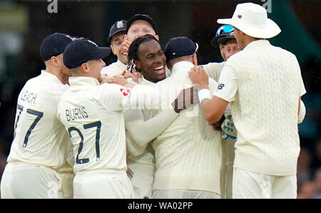 England's Jofra Archer (Mitte) feiert die wicket von Australiens Cameron Bancroft mit Teamkollegen bei Tag drei der Asche Test Match auf Lord's, London. Stockfoto