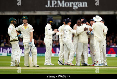 England's Jofra Archer (Mitte) feiert die wicket von Australiens Cameron Bancroft mit Teamkollegen bei Tag drei der Asche Test Match auf Lord's, London. Stockfoto