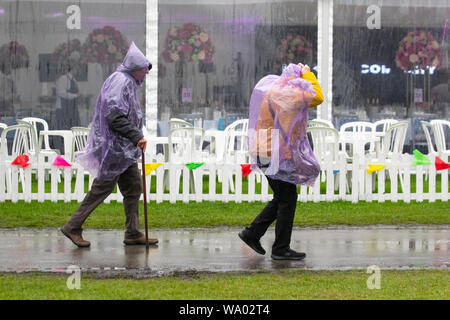 Southport, Merseyside. UK Wetter. 16 August, 2019. Auswaschung erwartet als schwerer Regen überschwemmungen behält die Southport Flower Show. Heavy Rain in den Morgen. Ziemlich windig während des Tages Anwesenheiten werden von den widrigen Witterungsverhältnissen betroffen. Credit: MediaWorldImages/Alamy leben Nachrichten Stockfoto