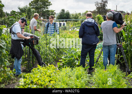 Ein BBC-Film Crew auf Filmaufnahmen eine Episode von Countryfile mit beliebten Moderator Matt Baker. Stockfoto