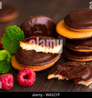 Jaffa Cakes, Cookies, mit dunkler Schokolade überzogen und mit Himbeer Marmelade gefüllt. Süße Hintergrund. Stockfoto