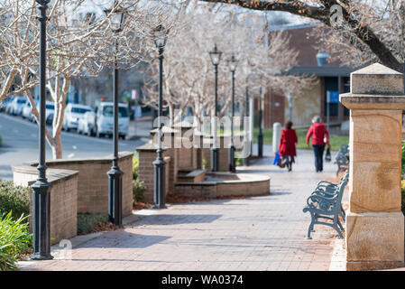 Blick nach Norden entlang eine verbreiterte Fußweg auf Bowral Road Town Zentrum im Südlichen Hochland von Mittagong in Australien Stockfoto