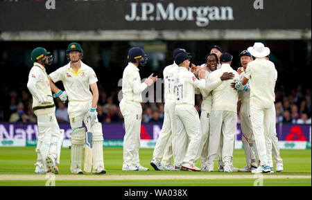 England's Jofra Archer (Mitte) feiert die wicket von Australiens Cameron Bancroft mit Teamkollegen bei Tag drei der Asche Test Match auf Lord's, London. Stockfoto