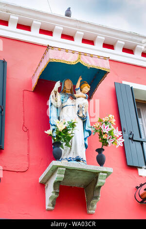 Insel Burano, Venedig, Italien - 10. November 2014: Jungfrau Maria Statue an der Wand eines der Gebäude in Insel Burano, Italien Stockfoto