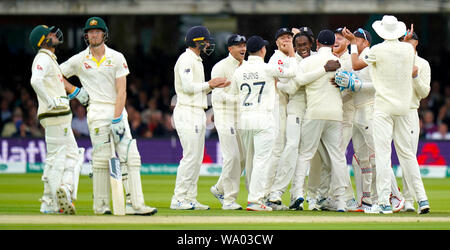 England's Jofra Archer (Mitte) feiert die wicket von Australiens Cameron Bancroft mit Teamkollegen bei Tag drei der Asche Test Match auf Lord's, London. Stockfoto