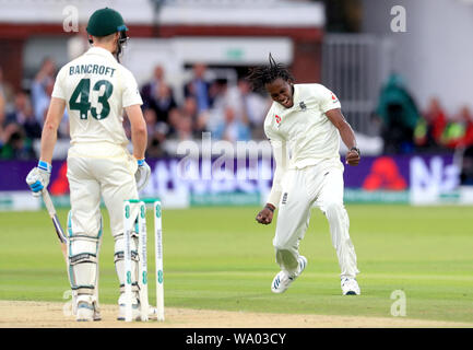 England's Jofra Archer (rechts) feiert die wicket von Australiens Cameron Bancroft bei Tag drei der Asche Test Match auf Lord's, London. Stockfoto