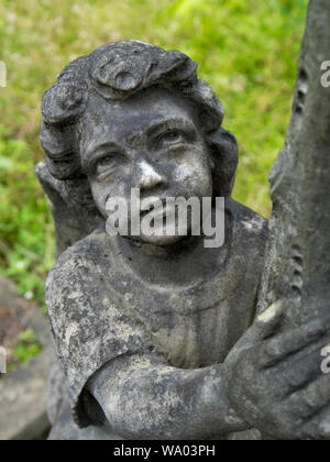 Ein kleiner Engel Statue in einem alten Britischen Friedhof in Kuching, Malaysia. Stockfoto