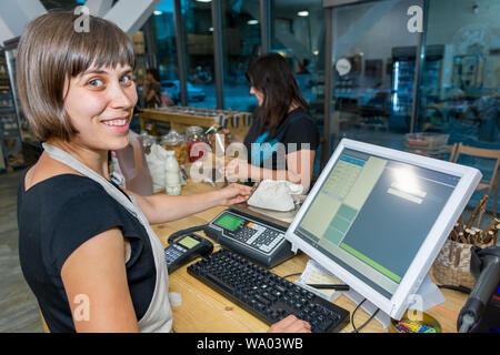 Female Shop Assistant ein Kunde an einem Schreibtisch. Stockfoto