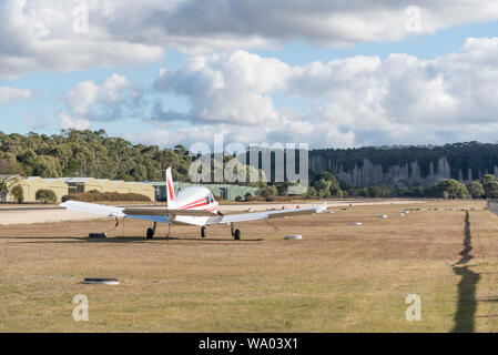 Ein einzelnes Licht Flugzeug sitzt neben der Landebahn an der kleinen regionalen Landebahn in Mittagong Flugplatz im Südlichen Hochland von New South Wales geparkt Stockfoto