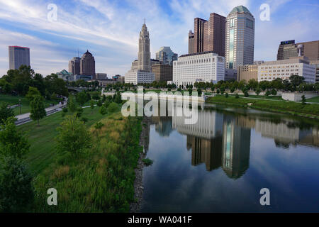 Die Innenstadt von Columbus Ohio Stadtbild mit Gebäuden in die Scioto River widerspiegelt Stockfoto