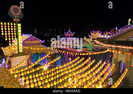 Das umfangreiche, über die Beleuchtung am berühmten Kek Lok Si Chinesischer Tempel in Georgetown, Penang, Malaysia. Der Tempel setzt auf die erstaunliche Licht sho Stockfoto