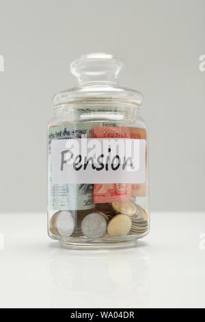 Glas voll von indischen Geld Rente darauf geschrieben Stockfoto