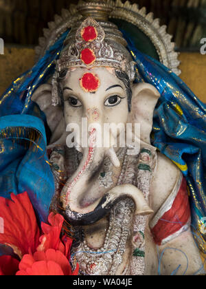 Eine kleine, weiße Ganesh Abbildung mit blauem Tuch in einem hinduistischen Tempel in Port Dickson, Malaysia. Stockfoto