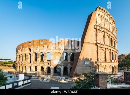 Panorama von Colosseum Außenansicht bei Sonnenaufgang in Rom, Italien Stockfoto