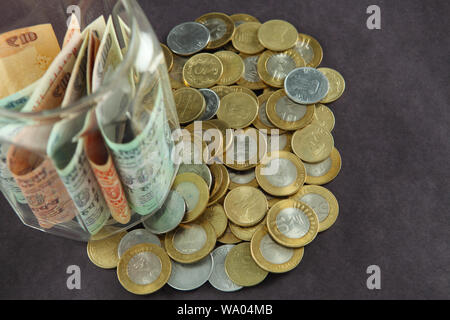 Glas, gefüllt mit indische Banknoten Stockfoto