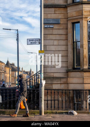 Glasgow, Schottland, Großbritannien. 5. Januar 2017: eine Ecke von Schilden Straße in Pollokshields. Stockfoto