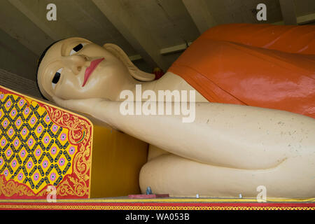 Kopf Detail im Wat Phothivihan, Heimat einer riesigen Liegenden Buddha in Tumpat, Malaysia. Stockfoto