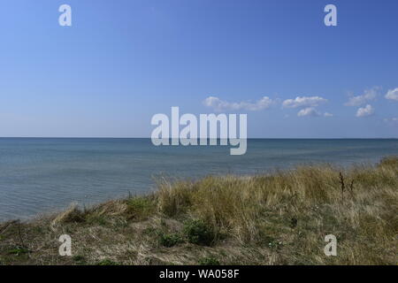 Die steilen Ufer des Meeres in der Steppe. Gras Landschaft in der Nähe der Marine in der Nähe Meer. Schöne Landschaft. Reisen Hintergrund. Stockfoto