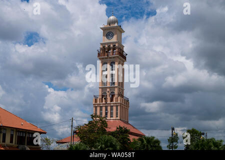 Der Menara Jam Tambatan Diraja, ein Landmark Tower mit Blick auf den Fluss in Kota Bharu, Malaysia. Stockfoto