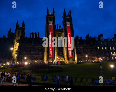 Aula während des Fringe Festivals nachts beleuchtet, die Hügel, Edinburgh, Schottland, Großbritannien Stockfoto