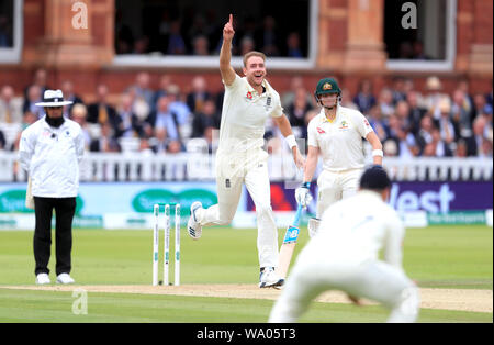 England's Stuart Breite (Mitte) feiert nach der Einnahme der wicket von Australiens Travis Kopf am Tag drei der Asche Test Match auf Lord's, London. Stockfoto