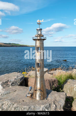 Der Leuchtturm, eine stahlskulptur von Jim Malcolm mit Blick auf die Bucht, Stonehaven, Aberdeenshire. Stockfoto