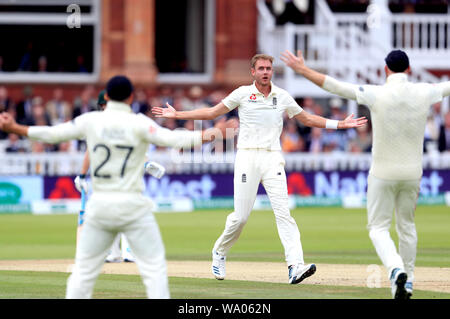 England's Stuart Breite (Mitte) feiert nach der Einnahme der wicket von Australiens Travis Kopf am Tag drei der Asche Test Match auf Lord's, London. Stockfoto