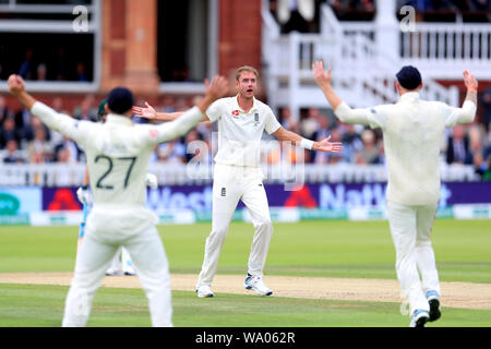 England's Stuart Breite (Mitte) feiert nach der Einnahme der wicket von Australiens Travis Kopf am Tag drei der Asche Test Match auf Lord's, London. Stockfoto