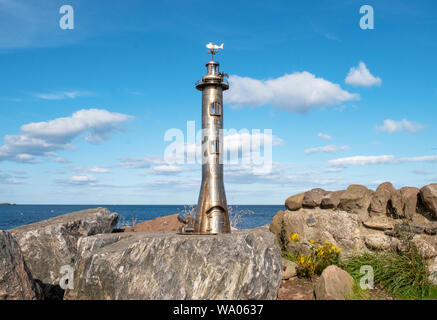 Der Leuchtturm, eine stahlskulptur von Jim Malcolm mit Blick auf die Bucht, Stonehaven, Aberdeenshire. Stockfoto