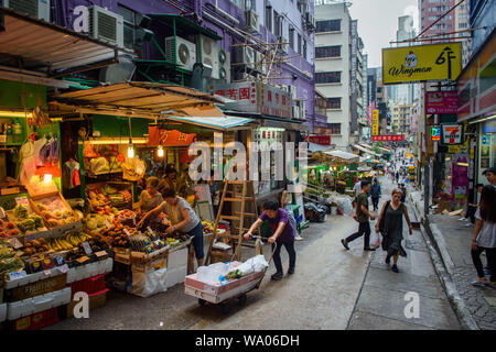 Hongkong, China. 16 Aug, 2019. Ein Arbeiter bringt verschiedene Waren auf einer kleinen Katze in einem Markt. In Hongkong gab es massive Proteste für mehr als zwei Monate. Die Demonstrationen wurden durch eine Gesetzesvorlage der Regierung ausgelöst - jetzt in der Warteschleife - Verdacht auf Auslieferung von Verbrechern zu China. Credit: Gregor Fischer/dpa/Alamy leben Nachrichten Stockfoto