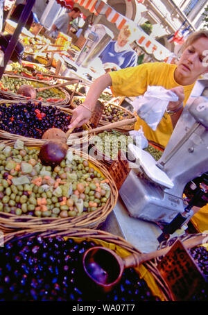 Oliven sind kleine Früchte, die geheilt sind und für Lebensmittel, das gesund und aromatisch fermentiert. Olivenöl aus Oliven gewonnen. Stockfoto