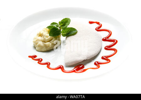 Köstlich süßen Tapioka mit Vanille Mousse, guave Sirup und minzeblatt auf weißem Hintergrund. Stockfoto