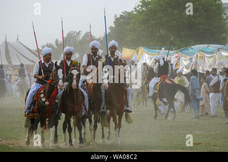 Team von Zelt Zuordnung Reiter holding Spears bei Cultural Festival, Pakistan Stockfoto