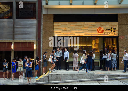 Hongkong, China. 16 Aug, 2019. Während Ihrer Mittagspause, Mitarbeiter stehen in der Warteschlange in einem beliebten Restaurant. In Hongkong gab es massive Proteste für mehr als zwei Monate. Die Demonstrationen wurden durch eine Gesetzesvorlage der Regierung ausgelöst - jetzt in der Warteschleife - Verdacht auf Auslieferung von Verbrechern zu China. Credit: Gregor Fischer/dpa/Alamy leben Nachrichten Stockfoto