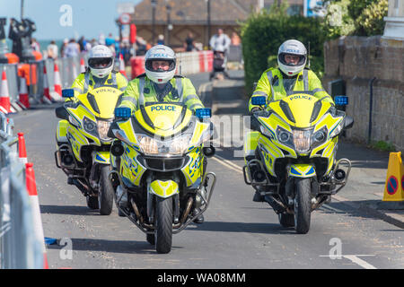 Drei montiert Polizisten auf Motorrädern zusammen reiten entlang einer Straße Polizei eine große Zuschauer Ereignis. Stockfoto